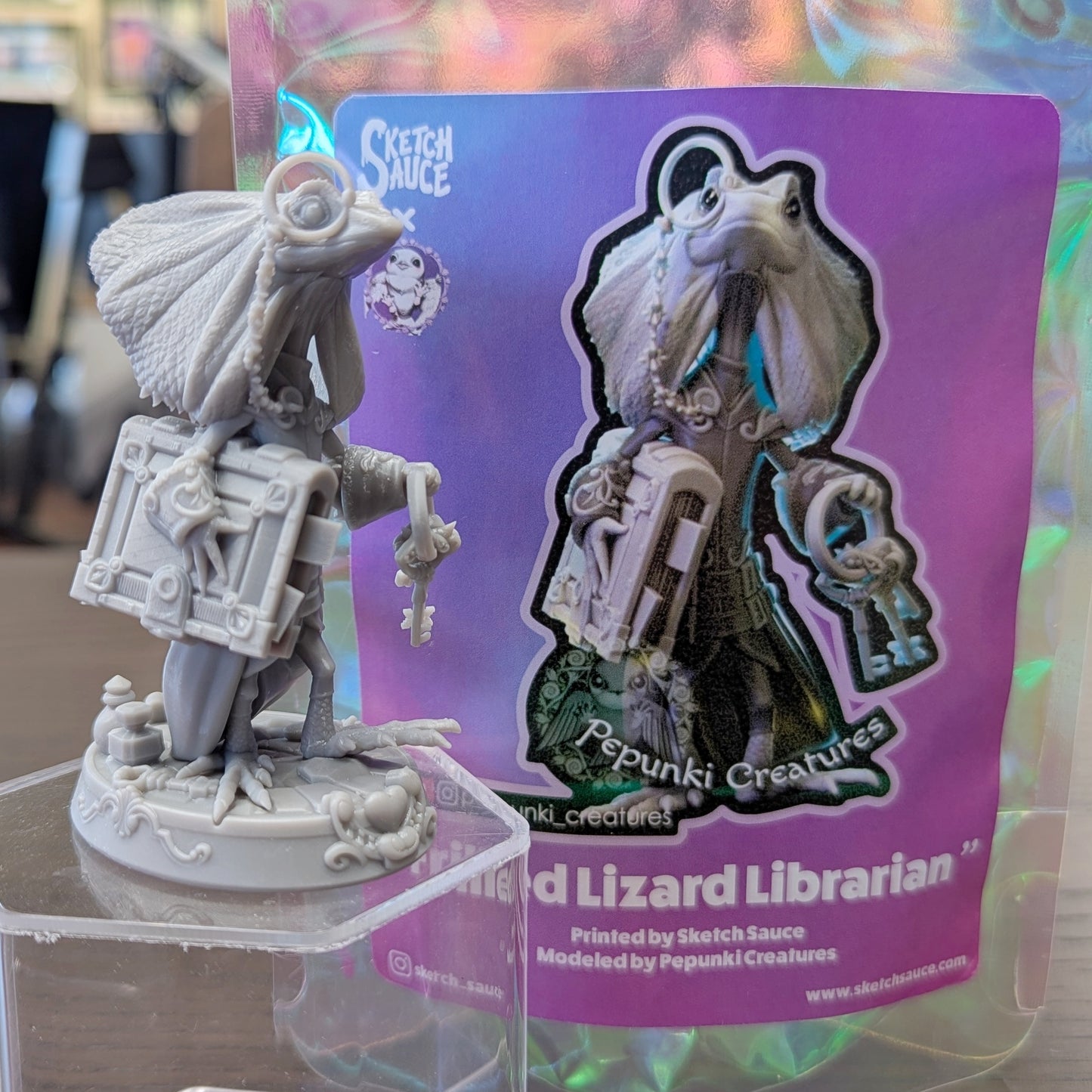 Pepunki Creatures - Frilled Lizard Librarian